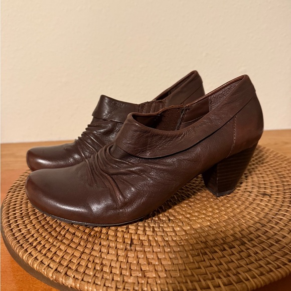 BareTraps Shoes - BareTraps Brown Leather Ruched Slip-On Heels‎